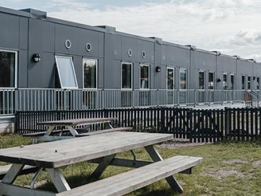 Billede af Børnehuset Fuglsang set fra legepladsen.