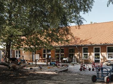 Børnehaven Svanen set fra legepladsen.